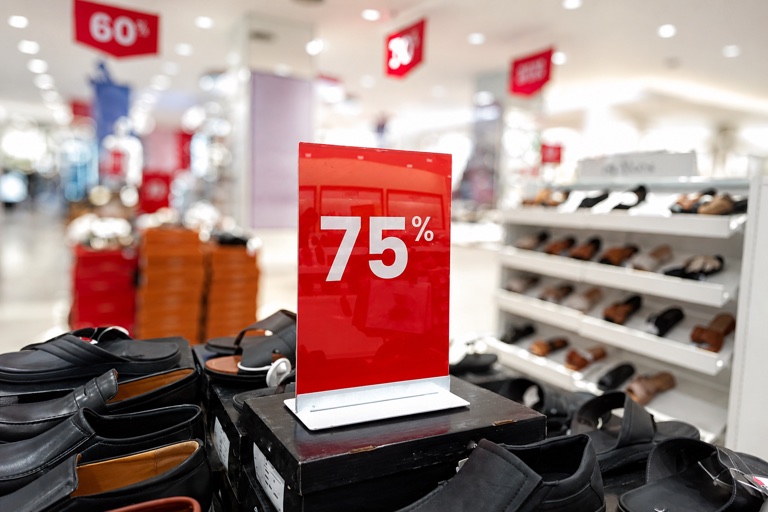 Exhibidor promocional de descuento instalado en una tienda de calzado