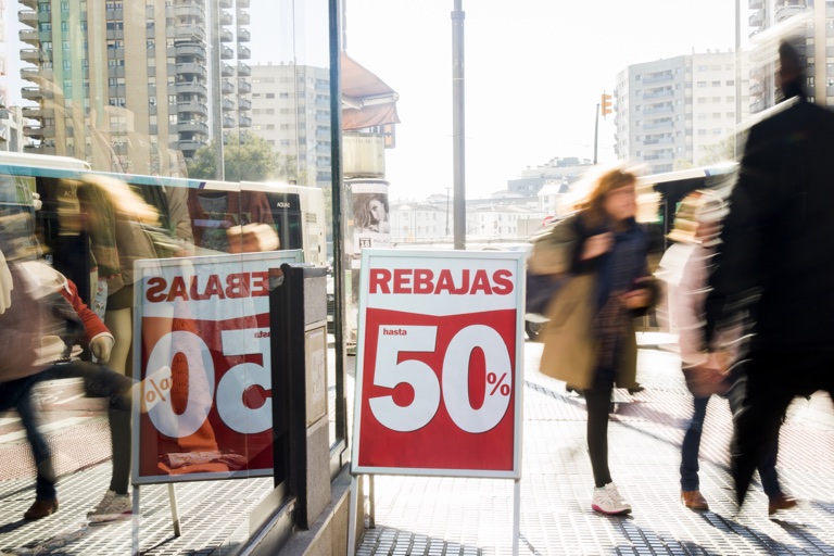 Gráfica de campaña promocional instalada en una tienda