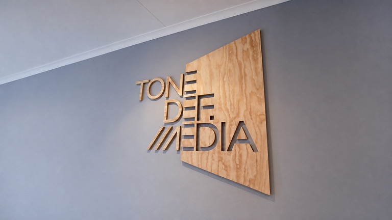 Letrero corporativo de madera cortado con láser