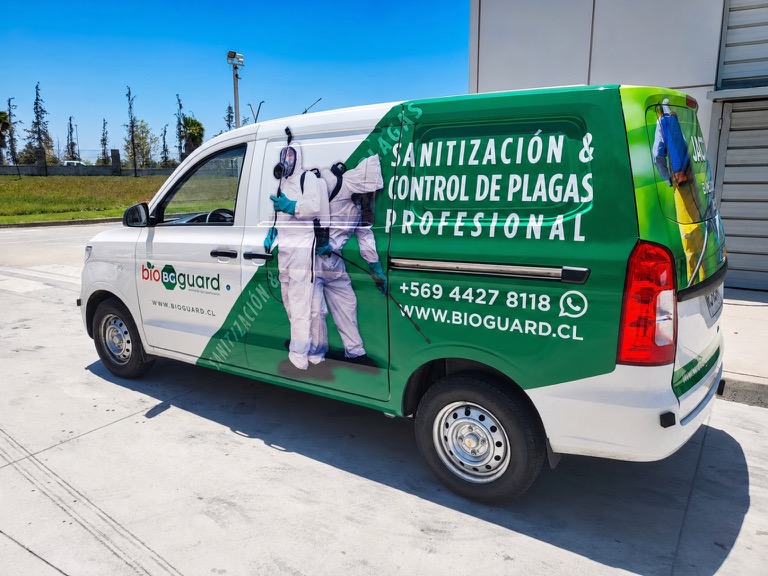 Camioneta BioGuard con rotulación parcial