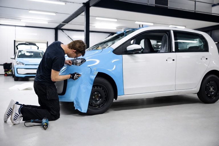 Instalador renovando la gráfica de un vehículo
