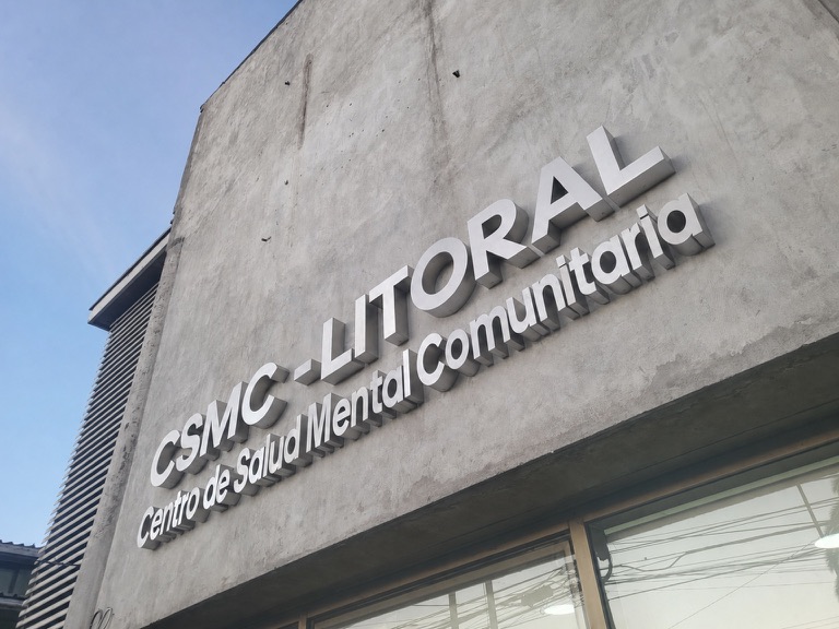 Letrero corpóreo CSMC Litoral instalado en una fachada